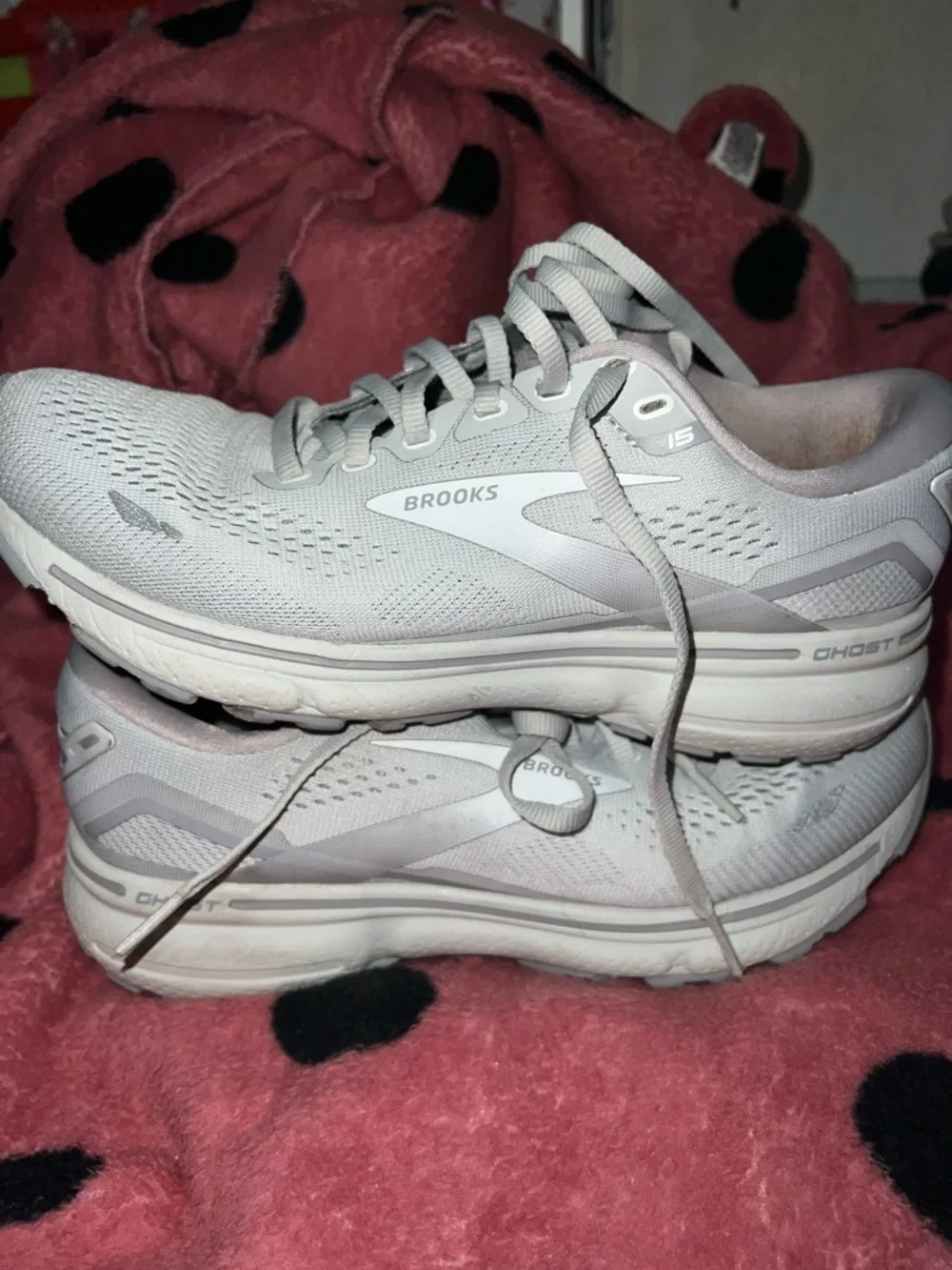 Brooks Women’s Running Shoe in Light Gray and White Size 8